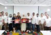 Program Rejeki Telkomsel di JFK 2026 Tuntas, Dua Pelanggan Bawa Pulang Sepeda Motor Perwakilan Telkomsel menyerahkan grand prize Program Rejeki Telkomsel kepada pelanggan pemenang di GraPARI Alia Jakarta (dok. Telkomsel)