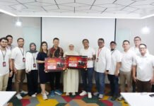 Program Rejeki Telkomsel di JFK 2026 Tuntas, Dua Pelanggan Bawa Pulang Sepeda Motor Perwakilan Telkomsel menyerahkan grand prize Program Rejeki Telkomsel kepada pelanggan pemenang di GraPARI Alia Jakarta (dok. Telkomsel)