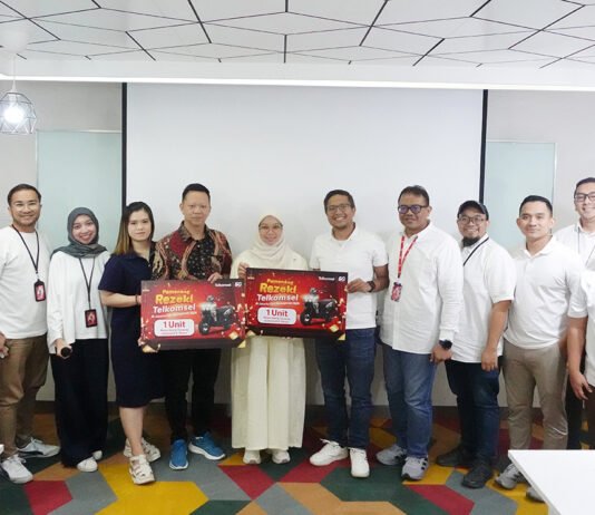 Program Rejeki Telkomsel di JFK 2026 Tuntas, Dua Pelanggan Bawa Pulang Sepeda Motor Perwakilan Telkomsel menyerahkan grand prize Program Rejeki Telkomsel kepada pelanggan pemenang di GraPARI Alia Jakarta (dok. Telkomsel)