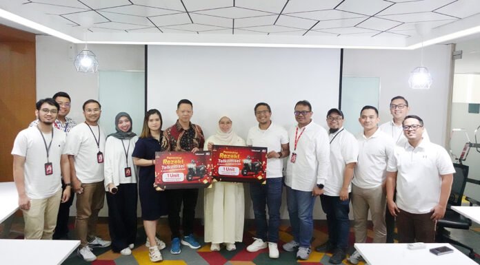 Program Rejeki Telkomsel di JFK 2026 Tuntas, Dua Pelanggan Bawa Pulang Sepeda Motor Perwakilan Telkomsel menyerahkan grand prize Program Rejeki Telkomsel kepada pelanggan pemenang di GraPARI Alia Jakarta (dok. Telkomsel)