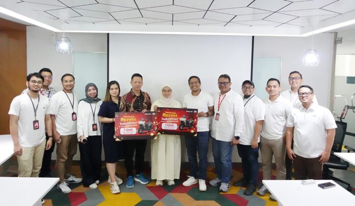 Perwakilan Telkomsel menyerahkan grand prize Program Rejeki Telkomsel kepada pelanggan pemenang di GraPARI Alia Jakarta (dok. Telkomsel)