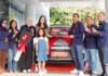 12 Tahun Bersama Telkomsel, Pelanggan Asal Tangsel Bawa Pulang Lexus dari Program Undi-Undi Hepi Pelanggan Telkomsel Halo asal Tangerang Selatan menerima hadiah utama Lexus LBX Luxury dalam Program Undi-Undi Hepi Telkomsel (Dok. Telkomsel)