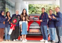 12 Tahun Bersama Telkomsel, Pelanggan Asal Tangsel Bawa Pulang Lexus dari Program Undi-Undi Hepi Pelanggan Telkomsel Halo asal Tangerang Selatan menerima hadiah utama Lexus LBX Luxury dalam Program Undi-Undi Hepi Telkomsel (Dok. Telkomsel)
