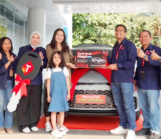 12 Tahun Bersama Telkomsel, Pelanggan Asal Tangsel Bawa Pulang Lexus dari Program Undi-Undi Hepi Pelanggan Telkomsel Halo asal Tangerang Selatan menerima hadiah utama Lexus LBX Luxury dalam Program Undi-Undi Hepi Telkomsel (Dok. Telkomsel)