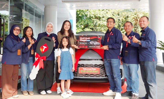 Pelanggan Telkomsel Halo asal Tangerang Selatan menerima hadiah utama Lexus LBX Luxury dalam Program Undi-Undi Hepi Telkomsel (Dok. Telkomsel) Pelanggan Telkomsel Halo asal Tangerang Selatan menerima hadiah utama Lexus LBX Luxury dalam Program Undi-Undi Hepi Telkomsel (Dok. Telkomsel)