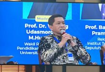 Di Forum Rektor PTN-BH, ITS Ingatkan Kampus Tak Bisa Lagi Hanya Mengejar Prestasi Akademik Rektor ITS Prof Dr (HC) Ir Bambang Pramujati ST MScEng PhD sebagai pembicara dalam agenda Talkshow yang membahas Universitas yang Inklusif dan Antikekerasan di UGM. Foto: Humas ITS