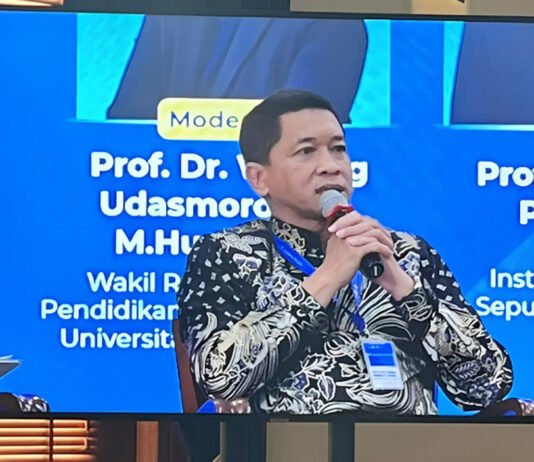 Di Forum Rektor PTN-BH, ITS Ingatkan Kampus Tak Bisa Lagi Hanya Mengejar Prestasi Akademik Rektor ITS Prof Dr (HC) Ir Bambang Pramujati ST MScEng PhD sebagai pembicara dalam agenda Talkshow yang membahas Universitas yang Inklusif dan Antikekerasan di UGM. Foto: Humas ITS