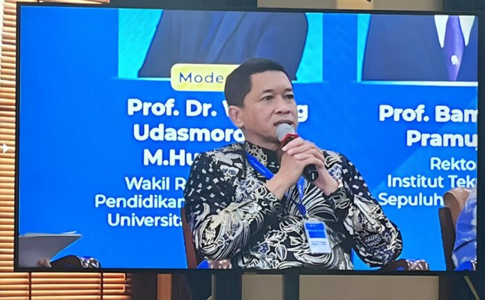 Rektor ITS Prof Dr (HC) Ir Bambang Pramujati ST MScEng PhD sebagai pembicara dalam agenda Talkshow yang membahas Universitas yang Inklusif dan Antikekerasan di UGM. Foto: Humas ITS