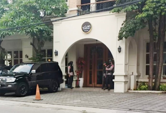 Petugas melakukan penggeledahan di sebuah bangunan di kawasan Cipete, Jakarta Selatan, yang menjadi bagian dari penyidikan kasus dugaan korupsi dan TPPU pengadaan batu bara. Foto: Istimewa
