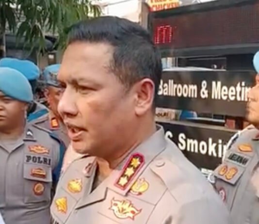 Kortas Tipidkor dan Polda Metro Sisir Kafe hingga Money Changer di Cipete, Delapan Lokasi Masuk Radar Penyidikan Budhi Herdi Susianto, penyidik Kortas Tipidkor Polri, saat memberikan keterangan terkait perkembangan penanganan perkara dugaan korupsi dan tindak pidana pencucian uang. (Dok. Istimewa)
