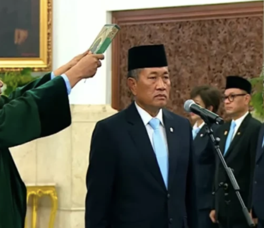 Prabowo Lantik Donny Ermawan Pimpin URI, Sudaryono Sekaligus Resmi Nahkodai BGN Presiden Prabowo Subianto melantik Donny Ermawan dan Yos Sunitiyoso sebagai pimpinan Universitas Republik Indonesia di Istana Negara, Jakarta. Foto: Setpres