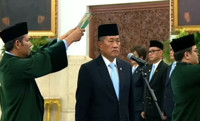 Presiden Prabowo Subianto melantik Donny Ermawan dan Yos Sunitiyoso sebagai pimpinan Universitas Republik Indonesia di Istana Negara, Jakarta. Foto: Setpres