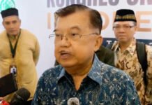 Jelang Milad ke-51, Jusuf Kalla Ingatkan MUI Tetap Jadi Pemberi Fatwa, Bukan Ormas Ketua Umum Dewan Masjid Indonesia (DMI) Jusuf Kalla menyampaikan keterangan kepada wartawan di sela Kongres Umat Islam di Hotel Bidakara, Jakarta Selatan. (Dok. Harnas.id)