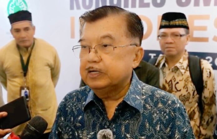 Ketua Umum Dewan Masjid Indonesia (DMI) Jusuf Kalla menyampaikan keterangan kepada wartawan di sela Kongres Umat Islam di Hotel Bidakara, Jakarta Selatan. (Dok. Harnas.id)