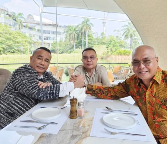Dasco Dudukkan Hotman Paris dan Ketum PWI Satu Meja, Laporan Polisi Bakal Dicabut Wakil Ketua DPR RI Sufmi Dasco Ahmad mempertemukan Hotman Paris Hutapea dan Ketua Umum PWI Pusat Akhmad Munir di Jakarta. (Dok. Instagram @sufmi_dasco)