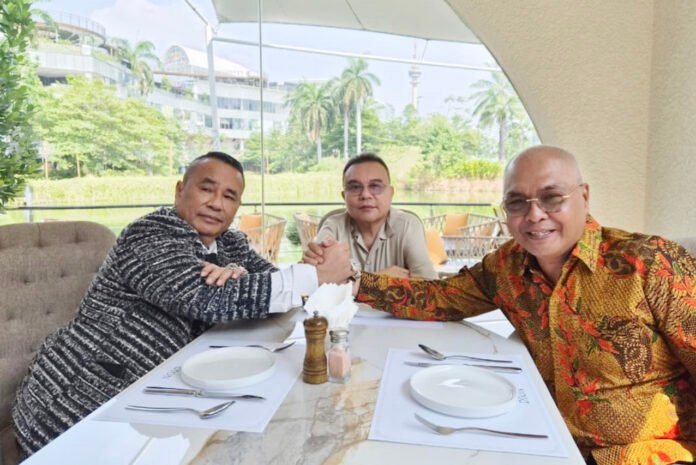 Wakil Ketua DPR RI Sufmi Dasco Ahmad mempertemukan Hotman Paris Hutapea dan Ketua Umum PWI Pusat Akhmad Munir di Jakarta. (Dok. Instagram @sufmi_dasco)