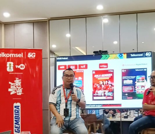 Masuk Fase 32 Besar Piala Dunia 2026, Telkomsel Siapkan Paket Streaming dan Nobar di 11 Lokasi Suasana kegiatan nonton bareng Piala Dunia FIFA 2026™ yang digelar Telkomsel. (Dok. Telkomsel)