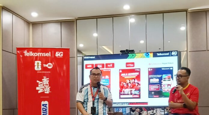 Masuk Fase 32 Besar Piala Dunia 2026, Telkomsel Siapkan Paket Streaming dan Nobar di 11 Lokasi Suasana kegiatan nonton bareng Piala Dunia FIFA 2026™ yang digelar Telkomsel. (Dok. Telkomsel)