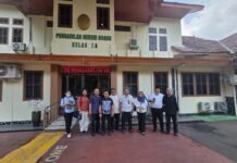 Bank OCBC Digugat Rp33 Miliar, Dokumen Agunan Eks Nasabah Diduga Tak Dikembalikan Direktur PT Tri Wasesa Lestari, Thewesiu Yandhi, bersama kuasa hukumnya Roy Sianipar memberikan keterangan kepada awak media usai sidang di Pengadilan Negeri Bogor, Rabu (1/7/2026). Foto: Harnas.id