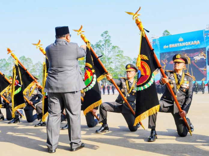 Kapolda Lampung Irjen Pol. Helfi Assegaf menerima penghargaan Nugraha Sakanti pada peringatan HUT Bhayangkara ke-80 di Mabes Polri. (Dok. Polri)