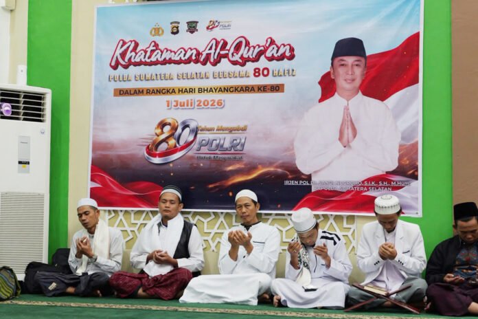 Kapolda Sumatera Selatan Irjen Pol. Dr. Sandi Nugroho menghadiri khataman Al-Quran bersama 80 hafiz di Masjid Al-Aman, Palembang. (Dok. Polda Sumsel) Kapolda Sumatera Selatan Irjen Pol. Dr. Sandi Nugroho menghadiri khataman Al-Quran bersama 80 hafiz di Masjid Al-Aman, Palembang. (Dok. Polda Sumsel)