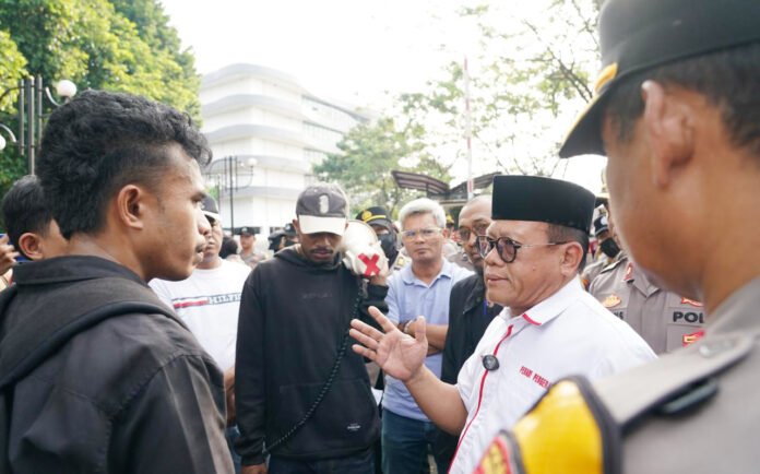 Ketua Komisi I DPRD Kota Bogor Sugeng Teguh Santoso menerima aspirasi Federasi Mahasiswa Revolusioner (FMR) Bogor Raya di Gedung DPRD Kota Bogor. Foto: Humpro