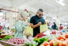 Hari Keluarga Nasional, Jenal Mutaqin Ajak Keluarga Belanja hingga Kulineran di Pasar Jambu Dua Wakil Wali Kota Bogor Jenal Mutaqin bersama istri Ibu Novia Jenal Mutaqin mengunjungi Pasar Jambu Dua, Kota Bogor. (Dok. Pemkot Bogor)