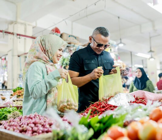 Hari Keluarga Nasional, Jenal Mutaqin Ajak Keluarga Belanja hingga Kulineran di Pasar Jambu Dua Wakil Wali Kota Bogor Jenal Mutaqin bersama istri Ibu Novia Jenal Mutaqin mengunjungi Pasar Jambu Dua, Kota Bogor. (Dok. Pemkot Bogor)