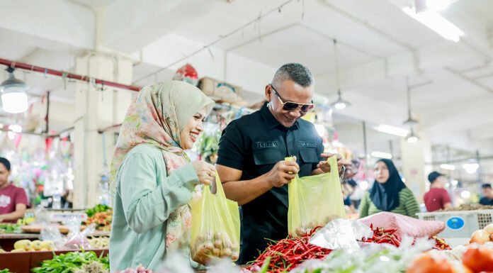 Hari Keluarga Nasional, Jenal Mutaqin Ajak Keluarga Belanja hingga Kulineran di Pasar Jambu Dua Wakil Wali Kota Bogor Jenal Mutaqin bersama istri Ibu Novia Jenal Mutaqin mengunjungi Pasar Jambu Dua, Kota Bogor. (Dok. Pemkot Bogor)