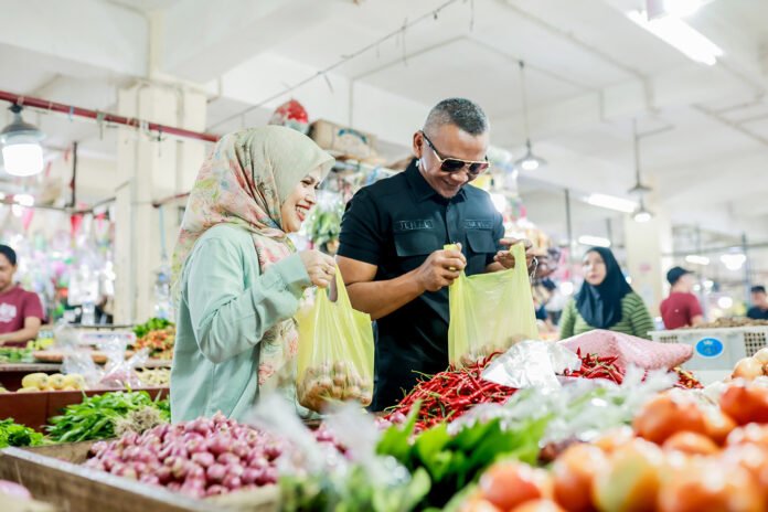 Wakil Wali Kota Bogor Jenal Mutaqin bersama istri Ibu Novia Jenal Mutaqin mengunjungi Pasar Jambu Dua, Kota Bogor. (Dok. Pemkot Bogor) Wakil Wali Kota Bogor Jenal Mutaqin bersama istri Ibu Novia Jenal Mutaqin mengunjungi Pasar Jambu Dua, Kota Bogor. (Dok. Pemkot Bogor)