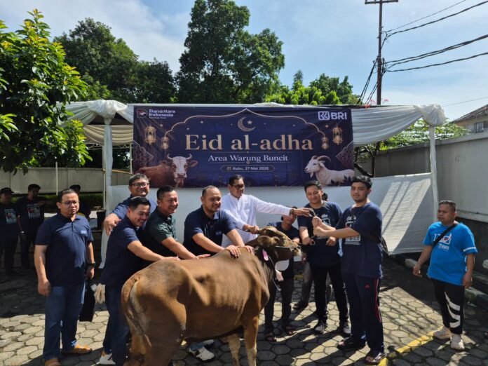 Pimpinan BRI KC Mabes TNI Cilangkap bersama panitia YBM BRILiaN menyerahkan dan mendistribusikan daging kurban kepada petugas PPSU serta masyarakat sekitar Pasar Minggu, Jakarta Selatan, dalam rangka Hari Raya Iduladha 1447 Hijriah/2026 Masehi. Foto: Harnas.id