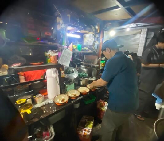 Warung Dongko Bogor Buktikan Kuliner Sederhana Masih Digemari, Inovasi Jadi Langkah Berikutnya Warung Dongko di Jalan Sawojajar, Kota Bogor, menyajikan aneka kuliner malam favorit dengan suasana sederhana dan nyaman bagi para pelanggan. Foto: Harnas.id