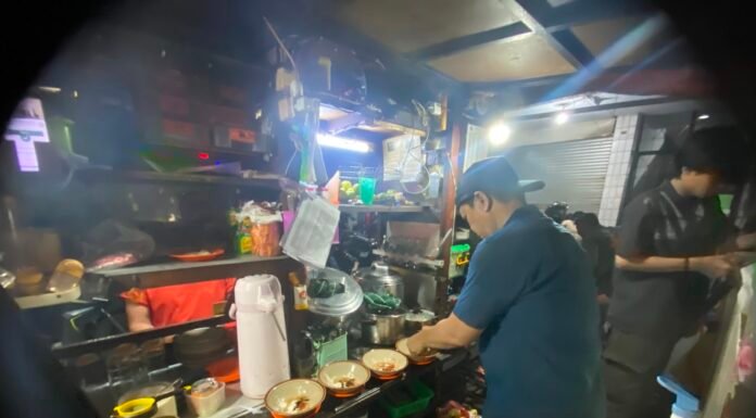 Warung Dongko Bogor Buktikan Kuliner Sederhana Masih Digemari, Inovasi Jadi Langkah Berikutnya Warung Dongko di Jalan Sawojajar, Kota Bogor, menyajikan aneka kuliner malam favorit dengan suasana sederhana dan nyaman bagi para pelanggan. Foto: Harnas.id
