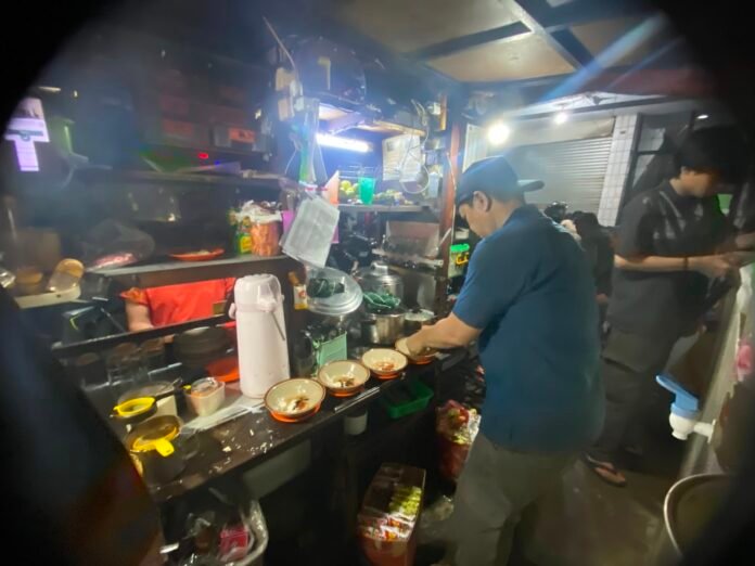 Warring dongko Warung Dongko di Jalan Sawojajar, Kota Bogor, menyajikan aneka kuliner malam favorit dengan suasana sederhana dan nyaman bagi para pelanggan. Foto: Harnas.id