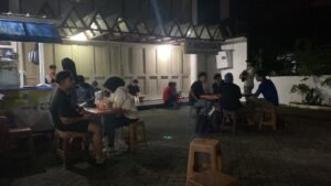 Suasana Warung Dongko di Jalan Sawojajar, Kota Bogor, yang menjadi salah satu destinasi kuliner malam favorit masyarakat dengan cita rasa khas dan rencana menghadirkan inovasi menu baru. Foto: Harnas.id