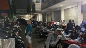 Pengunjung memadati Warung Dongko di Jalan Sawojajar, Kota Bogor, untuk menikmati berbagai menu andalan. Foto: Harnas.id