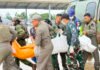 Menkopolkam Kecam Pembakaran Pesawat AMA di Yahukimo, Pilot Tewas Dievakuasi ke Timika Petugas gabungan melakukan evakuasi jenazah pilot pesawat AMA Air usai insiden di Bandara Perintis Ipdeheik, Kabupaten Yahukimo, Papua Pegunungan. (Dok. Kemenko Polkam)