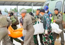 Menkopolkam Kecam Pembakaran Pesawat AMA di Yahukimo, Pilot Tewas Dievakuasi ke Timika Petugas gabungan melakukan evakuasi jenazah pilot pesawat AMA Air usai insiden di Bandara Perintis Ipdeheik, Kabupaten Yahukimo, Papua Pegunungan. (Dok. Kemenko Polkam)