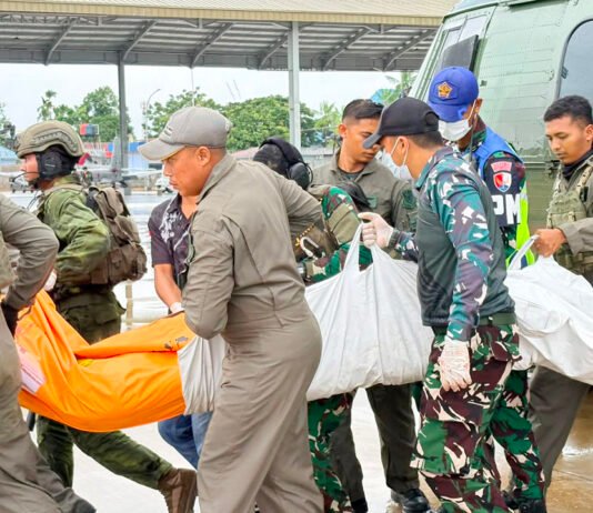 Menkopolkam Kecam Pembakaran Pesawat AMA di Yahukimo, Pilot Tewas Dievakuasi ke Timika Petugas gabungan melakukan evakuasi jenazah pilot pesawat AMA Air usai insiden di Bandara Perintis Ipdeheik, Kabupaten Yahukimo, Papua Pegunungan. (Dok. Kemenko Polkam)