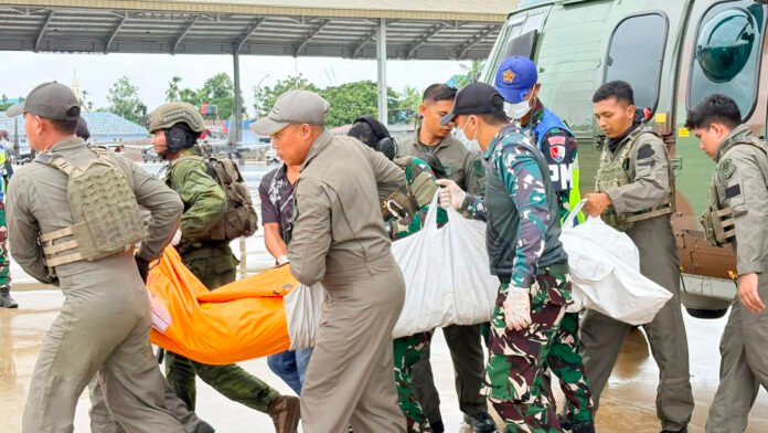 Petugas gabungan melakukan evakuasi jenazah pilot pesawat AMA Air usai insiden di Bandara Perintis Ipdeheik, Kabupaten Yahukimo, Papua Pegunungan. (Dok. Kemenko Polkam)
