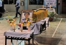 Satgas Ops Damai Cartenz Ungkap Hasil Visum Pilot AMA, Tegaskan Penerbangan PT AMA untuk Misi Kemanusiaan Pelaksanaan ibadah dan penghormatan terakhir bagi jenazah Pilot PT AMA, Nicholas Francis Gosselin. (Dok. Satgas Operasi Damai Cartenz)
