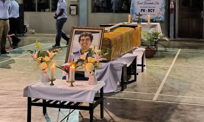 Pelaksanaan ibadah dan penghormatan terakhir bagi jenazah Pilot PT AMA, Nicholas Francis Gosselin. (Dok. Satgas Operasi Damai Cartenz)