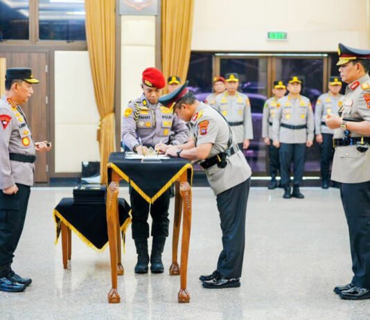 Kapolri Reshuffle Enam Kapolda Sekaligus, Kursi Pimpinan Polda Bergeser di Sejumlah Daerah Pelaksanaan pelantikan dan serah terima jabatan enam Kapolda di Rupattama Mabes Polri, Jakarta (Dok. Polri)