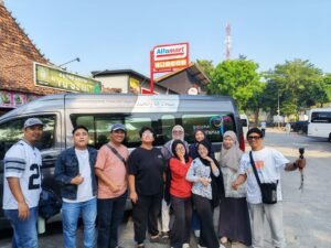 Delegasi mahasiswa Magister Manajemen IBI Kesatuan Bogor berfoto bersama sebelum memulai perjalanan menuju ICEMAI 2026 di Lumajang, Jawa Timur, Selasa (7/7/2026). Foto: Harnas.id