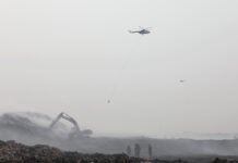 Sepekan TPA Jatiwaringin Terbakar, Hampir Separuh Area Berhasil Dijinakkan Petugas gabungan melakukan pemadaman kebakaran di area TPA Jatiwaringin, Kabupaten Tangerang (Dok. BNPB)