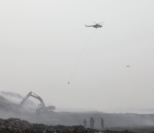 Sepekan TPA Jatiwaringin Terbakar, Hampir Separuh Area Berhasil Dijinakkan Petugas gabungan melakukan pemadaman kebakaran di area TPA Jatiwaringin, Kabupaten Tangerang (Dok. BNPB)