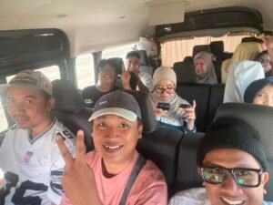 Suasana hangat perjalanan 15 jam menuju Lumajang diwarnai canda, karaoke, diskusi ilmiah, dan saling menyemangati antar mahasiswa serta dosen pembimbing sebelum mengikuti konferensi internasional. Foto: Harnas.id