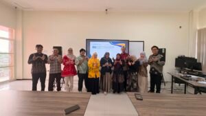 Raut lega dan bahagia terlihat dari delegasi mahasiswa IBI Kesatuan usai menyelesaikan presentasi ilmiah pada konferensi internasional ICEMAI 2026. Foto: Harnas.id