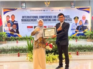 ini yang namanya Cirus, sekaligus pemenang best paper dan best presenter. Foto: Harnas.id