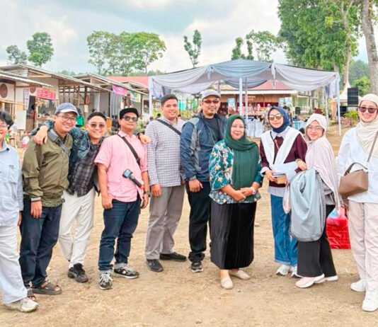 Rangkaian ICEMAI 2026, Mahasiswa IBI Kesatuan Belajar Langsung Model Pemberdayaan di Huntap Sumbermujur Mahasiswa IBI Kesatuan Bogor mengikuti kegiatan pemberdayaan masyarakat dalam rangkaian ICEMAI 2026 di Huntap Sumbermujur, Lumajang. Foto: Harnas.id